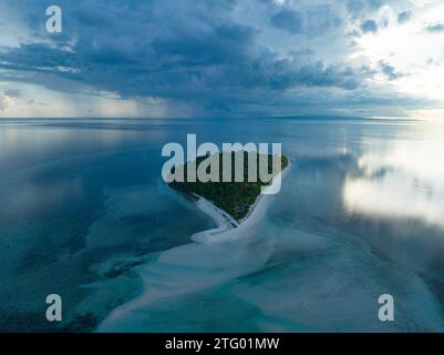 La luce del mattino illumina l'isola di Koon in Indonesia. Le barriere coralline di quest'isola e i mari circostanti supportano un'elevata biodiversità marina. Foto Stock