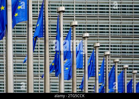 Bandiere europee di fronte all'edificio della Commissione europea a Bruxelles. Foto Stock