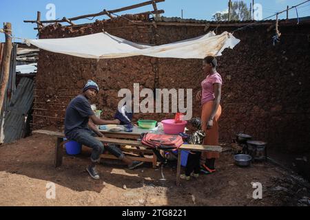 Nairobi, Kenya. 18 dicembre 2023. La gente del posto prende il suo pasto per la colazione in un mini ristorante aperto a Kibera Slum, Nairobi. Una vista sulla vita quotidiana di Kibera, attualmente la più grande baraccopoli dell'Africa, e sulle attività di lavoro quotidiane svolte dai residenti locali. (Immagine di credito: © Donwilson Odhiambo/ZUMA Press Wire) SOLO USO EDITORIALE! Non per USO commerciale! Foto Stock