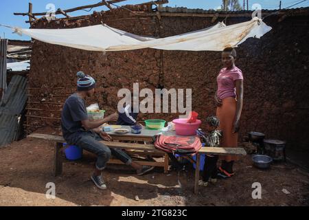 Nairobi, Kenya. 18 dicembre 2023. La gente del posto prende il suo pasto per la colazione in un mini ristorante aperto a Kibera Slum, Nairobi. Una vista sulla vita quotidiana di Kibera, attualmente la più grande baraccopoli dell'Africa, e sulle attività di lavoro quotidiane svolte dai residenti locali. (Immagine di credito: © Donwilson Odhiambo/ZUMA Press Wire) SOLO USO EDITORIALE! Non per USO commerciale! Foto Stock