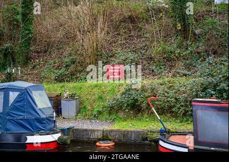 Red Private Property No Mooring Sign tra due barche ormeggiate sul canale di Llangollen in Galles. Foto Stock