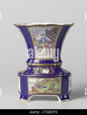 Coppia di vasi (vaso olandese New Form), Manufacture de Sèvres, vaso 1763 in porcellana verniciata multicolore. La parte superiore è a forma di imbuto ed è collocata in un piedistallo ovale su quattro gambe basse. Il vaso ha una distanza blu con percorsi salvati in cui le serie di corone. In una scatola nella parte superiore, una donna con un bambino e un servo è dipinta su una terrazza. Tre bambini sono stati dipinti su una terrazza in una scatola sul piedistallo. Un bambino ha una canna e un cavallo da hobby. Il vaso è contrassegnato. Porcellana di Sèvres. doratura (materiale). Vaso di porcellana verniciata multicolore. La parte superiore è a forma di imbuto ed è collocata su un piedistallo ovale Foto Stock