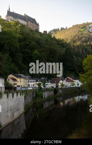 La vista del comune medievale di Vianden con lo status di città a Oesling, Lussemburgo nord-orientale, capitale del cantone di Vianden si trova sul nostro fiume, vicino a bor Foto Stock