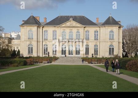 I visitatori passeggiano nei giardini del Musée Rodin (Museo Rodin) a Parigi, in Francia, in inverno Foto Stock