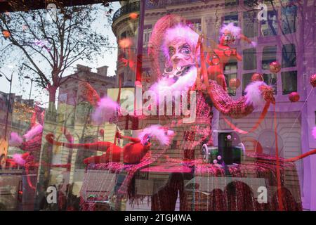 La vetrina natalizia è esposta alle Galeries Lafayette, un grande magazzino di lusso a Parigi in Francia Foto Stock