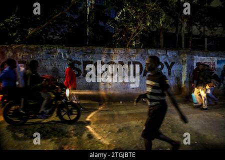 NAIROBI, Africa. 19 dicembre 2023. I pedoni camminano lungo le strade trafficate di Kibera Slum, Nairobi. Una vista sulla vita quotidiana di Kibera, attualmente la più grande baraccopoli dell'Africa, e sulle attività di lavoro quotidiane svolte dai residenti locali. (Immagine di credito: © Donwilson Odhiambo/ZUMA Press Wire) SOLO USO EDITORIALE! Non per USO commerciale! Foto Stock