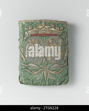 In un modello piatto e rettangolare di seta verde, sul quale da un lato un doppio medaglione coronato e dall'altro un cappello duke sotto il quale Leeuw ricamava, anonimo, 1725 Beurs in un modello piatto rettangolare di seta verde, con filo oro e argento e ricamato Vloszijde blu e rosso. Da un lato un doppio medaglione coronato con sfondo blu ricamato. A sinistra una "M" coronata, la cui gamba centrale è attraversata da una linea orizzontale, creando quattro aree con le lettere "a", "R", "i" e "A", in filo d'argento. Nell'altro medaglione due gigli francesi e due cardo (. Foto Stock
