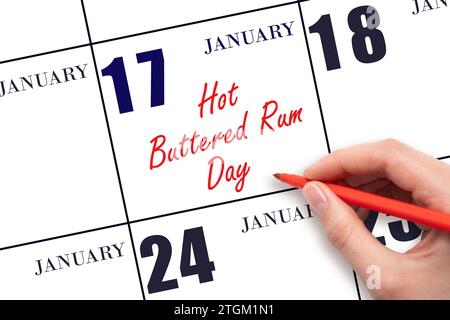 17 gennaio. Scrittura a mano del testo Hot Buttered Rum Day nella data del calendario. Segnatevi la data. Vacanze. Concetto di giorno dell'anno. Foto Stock