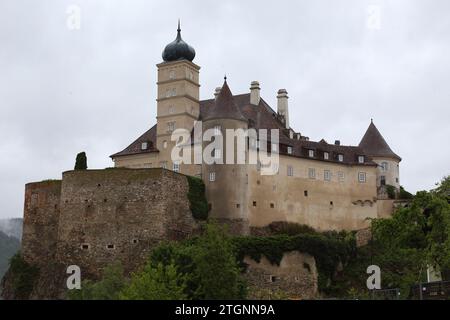 SHONBUHEL AN DER DONAU, AUSTRIA - 12 MAGGIO 2019: Si tratta del castello Schonbuhel del XII secolo, restaurato e ricostruito a metà del XIX secolo. Foto Stock