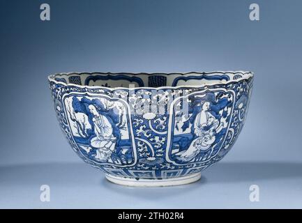 Ciotola, anonima, c. 1600 - c. 1624 ampia ciotola profonda di porcellana con bordo smerlato, verniciata in blu sotto smalto. La parete esterna è ricoperta di vigne di fiori salvati in blu, interrotte da sei cartigli smerlati con una donna con un ventilatore o con un bambino in un paesaggio. Sul fondo, in un medaglione, un paesaggio con una tigre su una roccia. Al medaglione un legame con motivi a foglia stilizzati. La parete interna è divisa alternativamente in corsi larghi e stretti. Gli ampi scomparti con piante da fiore (farina o frutta), gli stretti compartimenti con archi. Spaccare la porcellana in blu e bianco. Porce cinese Foto Stock