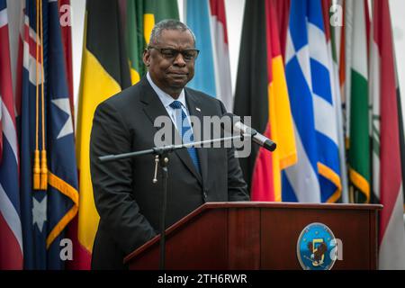 Manama, Bahrain. 19 dicembre 2023. Il segretario alla difesa statunitense Lloyd Austin fa osservazioni allo staff navale dopo un vertice virtuale sulla sicurezza del Mar Rosso all'attività di supporto navale, il 19 dicembre 2023 a Manama, Bahrain. Crediti: Chad McNeeley/DOD Photo/Alamy Live News Foto Stock