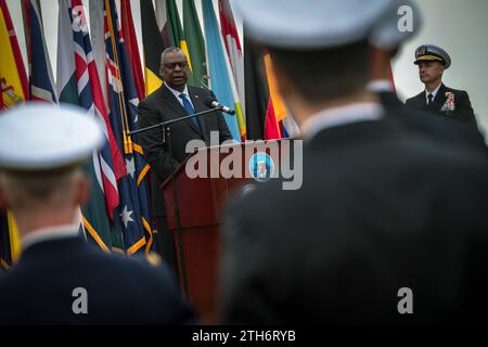 Manama, Bahrain. 19 dicembre 2023. Il segretario alla difesa statunitense Lloyd Austin fa osservazioni allo staff navale dopo un vertice virtuale sulla sicurezza del Mar Rosso all'attività di supporto navale, il 19 dicembre 2023 a Manama, Bahrain. Crediti: Chad McNeeley/DOD Photo/Alamy Live News Foto Stock