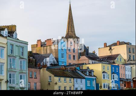 Una vista degli edifici colorati in Crackwell Street sopra il porto di Tenby, Galles, in una giornata di sole Foto Stock