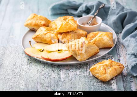 Involtini di mele fatti in casa - sfoglia con ripieno di mela e cannella Foto Stock