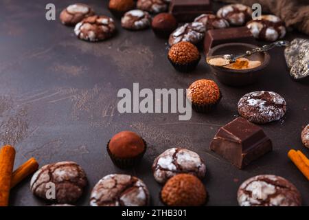 Crocchette di cioccolato fatte in casa con cioccolatini con cioccolato e cannella, biscotti natalizi e dolciumi Foto Stock