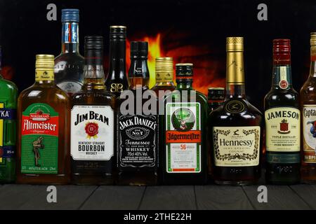 KYIV, UCRAINA - 4 MAGGIO 2022 molte nuove bottiglie di marche di alcol popolari in tutto il mondo di whisky cognac e liquore con marchi famosi e logo aziendali Foto Stock