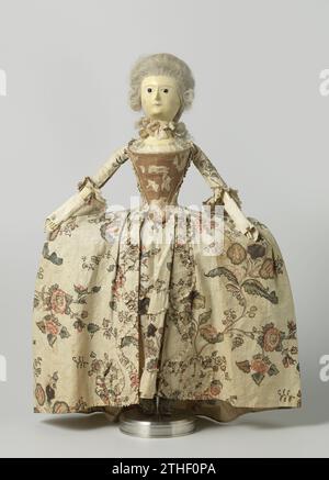 Pop di legno con occhi di vetro e acconciatura di capelli umani, vestita con un abito (demi-parure) di sedute floreali, composto da un overjapon e un tablier, anonimo, c. 1760 la bambola ha un volto ovale con naso appuntito, piccolo mento, occhi a forma di mandorla con pupille di vetro nero (bianchi di vetro o porcellana?) E un'elevazione stretta e orizzontale per la bocca. La faccia in legno è ricoperta di gesso sopra il quale un mozzo con colla a gesso e poi con una vernice a olio di colore giallo chiaro con vernice e rossastro sulle guance. Intorno agli occhi, puntino marrone dipinto con un punto rosso negli angoli e un punto marrone ey Foto Stock