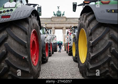 18.12.2023, Berlino, Germania, Europa - diverse migliaia di agricoltori manifestano con i loro trattori davanti alla porta di Brandeburgo contro i tagli al budget. Foto Stock
