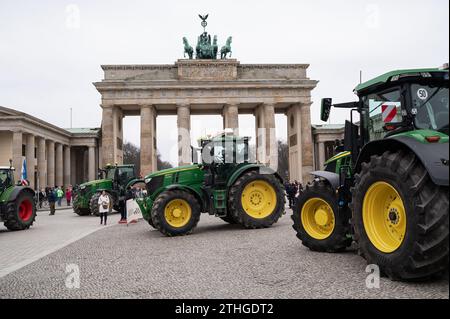 18.12.2023, Berlino, Germania, Europa - diverse migliaia di agricoltori manifestano con i loro trattori davanti alla porta di Brandeburgo contro i tagli al budget. Foto Stock