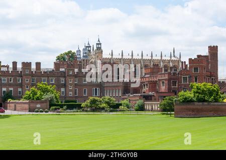 Eton College che mostra i giardini e la cappella della scuola, Eton, Berkshire, Inghilterra, Regno Unito Foto Stock