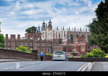 La strada principale in Eton mostra Eton College, Slough Road, Eton, Berkshire, Inghilterra, Regno Unito Foto Stock
