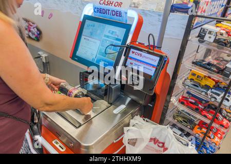 Vista ravvicinata di una donna che esegue la scansione di articoli al checkout self-service in un negozio CVS. Miami Beach. USA. Foto Stock