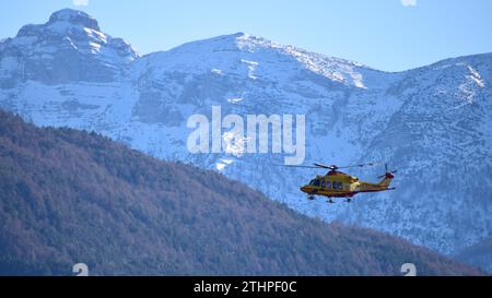 Elicottero di salvataggio in azione nelle Alpi italiane, il riscaldamento globale aumenta il pericolo di valanghe Foto Stock