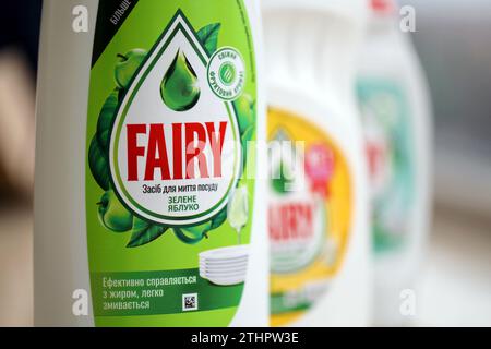 KIEV, UCRAINA - 31 OTTOBRE 2023 bottiglia di plastica di Fairy Washing Up Liquid prodotta da Procter and Gamble e venduta in gran parte dell'Europa Foto Stock