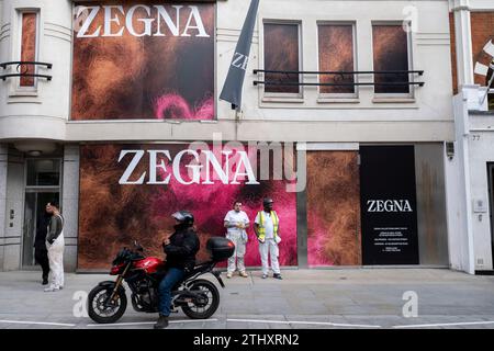 Gli operai interagiscono con un nuovo accumulo pubblicitario per Zegna in Bond Street il 16 ottobre 2023 a Londra, Regno Unito. Bond Street è una delle strade principali del quartiere dello shopping del West End ed è molto esclusiva. E' stata una strada alla moda per lo shopping fin dal XVIII secolo. Il ricco e ricco negozio qui, soprattutto di alta moda e gioielleria. Foto Stock