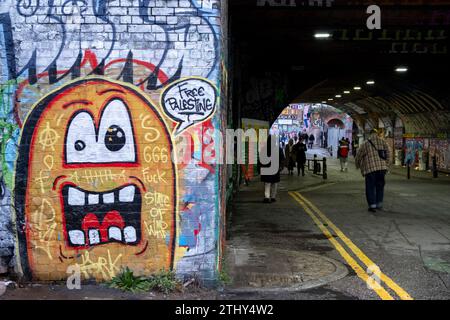 Graffiti liberi della Palestina a Shoreditch il 7 dicembre 2023 a Londra, Regno Unito. Foto Stock