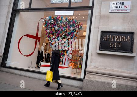 Gli amanti dello shopping natalizio all'esterno del grande magazzino Selfridges in Oxford Street, il 20 dicembre 2023, a Londra, Inghilterra. Foto Stock