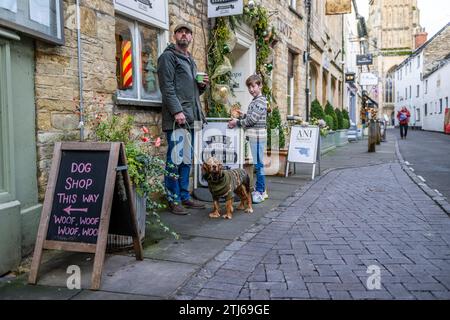 Famiglia con cane a Cirencester Foto Stock