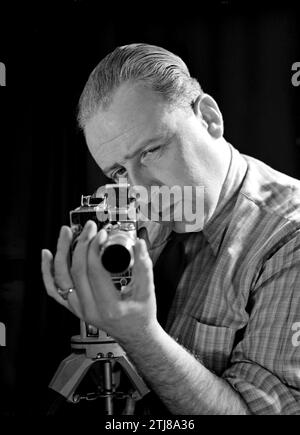 Autoritratto del fotografo Willem van de poll con fotocamera CA. Dicembre 1935 Foto Stock