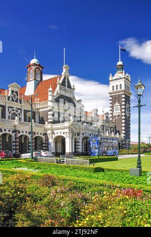 Dunedin stazione ferroviaria da Anzac Square Gardens, Dunedin, Otago, Isola del Sud, Nuova Zelanda Foto Stock