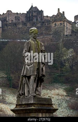 Statua del poeta e drammaturgo scozzese Allan Ramsay di Sir John Steell nei giardini di Princes Street, Edimburgo, Scozia, Regno Unito. Foto Stock