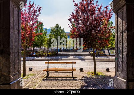 Vista attraverso i portici di Plaza de los Fueros. Orduña, Vizcaya, País Vasco, Spagna, Europa Foto Stock