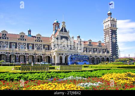 Dunedin stazione ferroviaria da Anzac Square Gardens, Dunedin, Otago, Isola del Sud, Nuova Zelanda Foto Stock