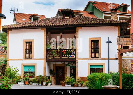Architettura tradizionale. Arenas de Cabrales è una delle popolazioni che danno accesso ai Picos de Europa. Las Arenas, Cabrales, Principato di Foto Stock
