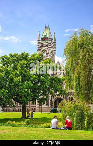 Vista del campus che mostra la University Clock Tower, l'Università di Otago, Dunedin, Otago, South Island, nuova Zelanda Foto Stock