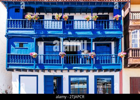 Case con balconi tipici. Avenida Marítima. Santa Cruz de la Palma, la Palma, Santa Cruz de Tenerife, Isole Canarie, Spagna Foto Stock