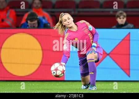 AMSTERDAM - la portiere dell'Ajax Regina van Eijk durante la partita di UEFA Women's Champions League gruppo C tra l'Ajax Amsterdam e il Bayern Munchen alla Johan Cruijff Arena il 20 dicembre 2023 ad Amsterdam, Paesi Bassi. ANP GERRIT VAN COLOGNE Foto Stock