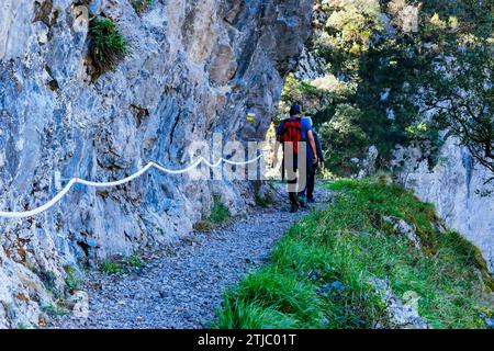 Escursionisti che prendono la Xanas Route. Villanueva - Pedroveya, Santo Adriano - Quirós, Principato delle Asturie, Spagna, Europa Foto Stock