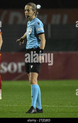 Roma, Italia. 20 dicembre 2023. Arbitro Ivana Martin?ic (CRO) durante la giornata 4 gruppo C della UEFA Women's Champions League tra A.S. Roma vs Paris Saint-Germain, 20 dicembre 2023 allo Stadio tre Fontane di Roma. Credito: Agenzia fotografica indipendente/Alamy Live News Foto Stock