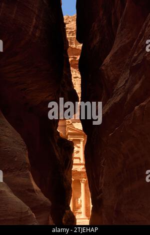 Il primo assaggio del Tesoro di Petra all'uscita dal Siq. Al-Khazneh, Tesoro di ÒThe, noto anche come Khazneh el-far'oun (tesoro del faraone), è una delle più elaborate tombe scavate nella roccia di Petra, una città del regno nabateo abitata dagli arabi nei tempi antichi. Come per la maggior parte degli altri edifici di questa antica città, tra cui il Monastero (arabo: ad Deir), questa struttura è stata ricavata da una parete di roccia in arenaria. si pensa che al-Khazneh sia stato costruito come mausoleo e cripta all'inizio del i secolo d.C. durante il regno di Aretas IV Philopatris. Petra, Jordan Foto Stock