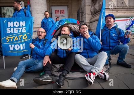 Roma, Italia. 20 dicembre 2023. I lavoratori si riuniscono di fronte a Palazzo Chigi chiedendo l'aiuto del governo sul futuro delle acciaierie Arcelor-Mittal (Credit Image: © Marco di Gianvito/ZUMA Press Wire) SOLO USO EDITORIALE! Non per USO commerciale! Foto Stock