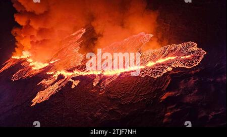 Grindavik, Islanda. 19 dicembre 2023. Lanci di lava dal vulcano Fagradalsfjall eruttante sulla penisola di Reykjanes nel sud-ovest dell'Islanda, 19 dicembre 2023 vicino a Grindavik, Islanda. L'ultima eruzione vulcanica nella penisola di Reykjanes risale a 815 anni fa. Credito: Protezione civile islandese/Guardia Costiera islandese/Alamy Live News Foto Stock