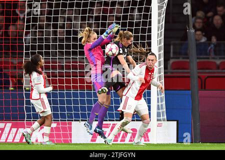 AMSTERDAM - (l-r) portiere dell'Ajax Regina van Eijk, Sydney Lohmann dell'FC Bayern Munchen, Romee Leuchter dell'Ajax durante la partita UEFA Women's Champions League nel gruppo C tra l'Ajax Amsterdam e il FC Bayern Munchen alla Johan Cruijff Arena il 20 dicembre 2023 ad Amsterdam, Paesi Bassi. ANP GERRIT VAN COLOGNE Foto Stock