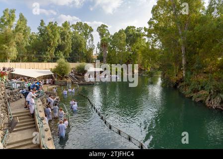 Sito battesimale di Yardenit sul fiume Giordano. Deganya Alef, distretto settentrionale, Israele. Secondo la tradizione cristiana, il battesimo di Gesù (Matteo 3:13-17) ebbe luogo a Betania al di là del Giordano (al-Maghtas), a nord del Mar morto e ad est di Gerico. Per secoli, al-Maghtas fu il più importante luogo di battesimo per i pellegrini, e monasteri e pensioni furono istituiti vicino ad esso. Oggi in Giordania, al-Maghtas mostra le prime strutture religiose legate al battesimo o ai bagni religiosi. Foto Stock