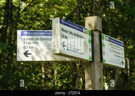 Montante con indicatori di direzione sul Monte Santiago Foto Stock