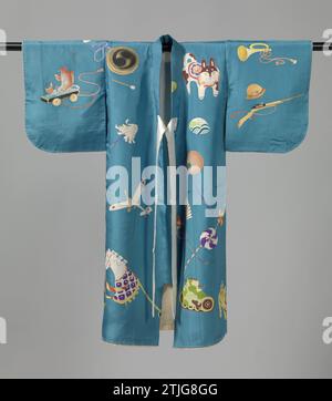 Boy's Kimono, 1930 - 1940 kimono formale per un ragazzo per la prima visita a un santuario shintoista (Miyamairi Kimono), con una decorazione di immagini sparse di giocattoli su uno sfondo blu chiaro: una tromba, due caschi, una pistola, un guscio, un guscio del gioco delle conchiglie, un propellore, un carro armato in miniatura, un cavallo a dondolo, una tasca a freccia, due aerei, una battaglia per un generale, due tamburi, una carpa che rimbalza su un carrello da tiro, una bambola paracadutista, un'infernale, un cannone in miniatura con munizioni, uno Schelphoorn, una spada, un fan, una bambola tigre, tre bobine e un grumo di uccello. Seta blu con decorazione Yuzen dipinta. Rivestimento da yel Foto Stock